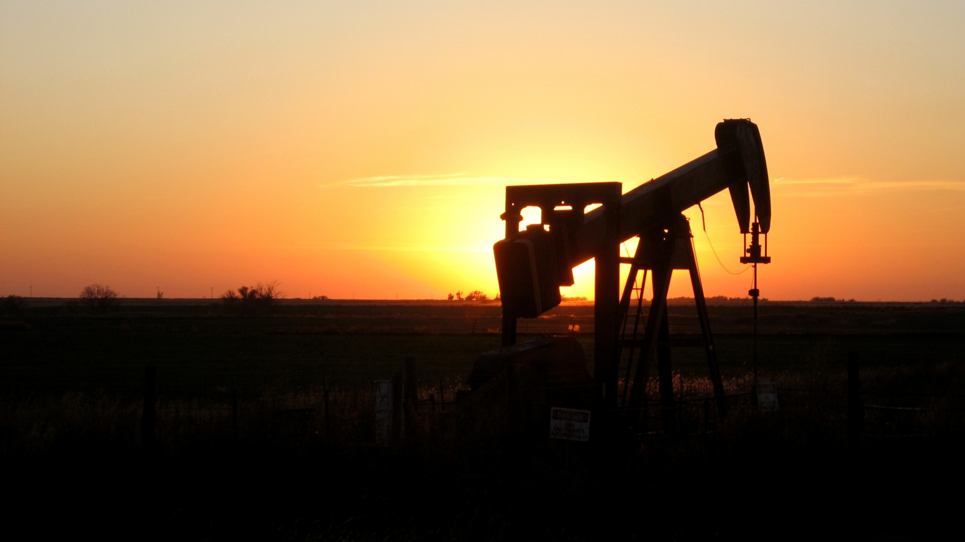 Петролът отбеляза ръст след като доклад показа по ниски запаси от
